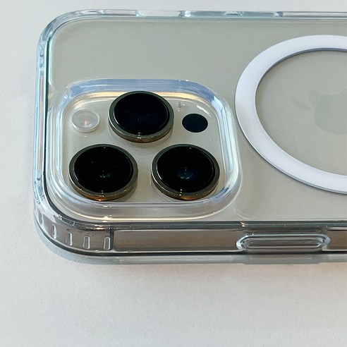 잼몬스터 괴물자력 맥세이프 에어쉘 투명 휴대폰 케이스는 아이폰 15 Pro Max 기종을 위해 디자인되었으며, 현재 할인 중입니다.