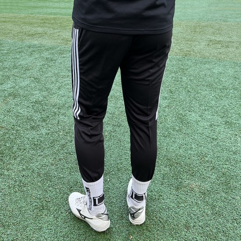 풋살 경기장을 지배하는 66인치 풋살복