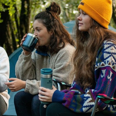 모험가와 통근자를 위한 스타일리시하고 실용적인 스탠리 텀블러