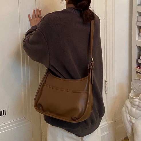 작은 디자인 가방 여성 2021 새로운 미니멀 한 겨드랑이 가방 간단한 복고풍 조커 안장 가방