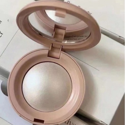 RareBeauty 글로우 하이라이터 Enlighten으로 칙칙한 얼굴에 광채를!