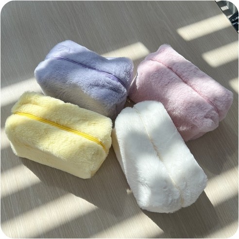 부드러운 촉감과 밍크퍼 소재로 제작된 보송 사각 페이크 퍼 소프트 파우치 데일리 화장품