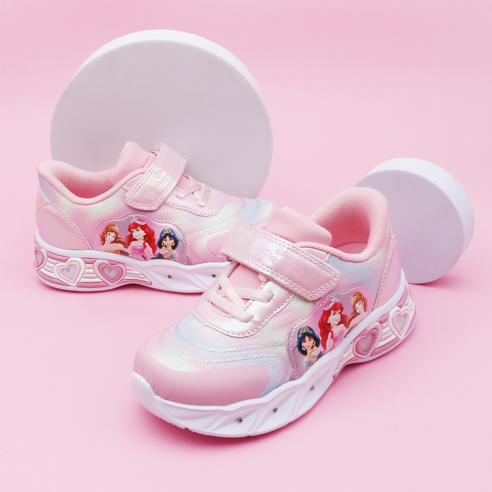 아이들의 꿈을 밝히는 마법 같은 신발