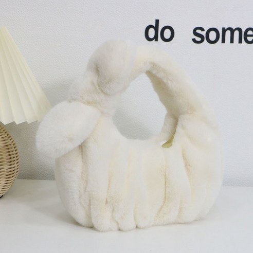 겨울철에 따뜻함과 스타일을 모두 원하는 패셔니스타를 위한 민티즈 리본 매듭 밍크 에코퍼 가방