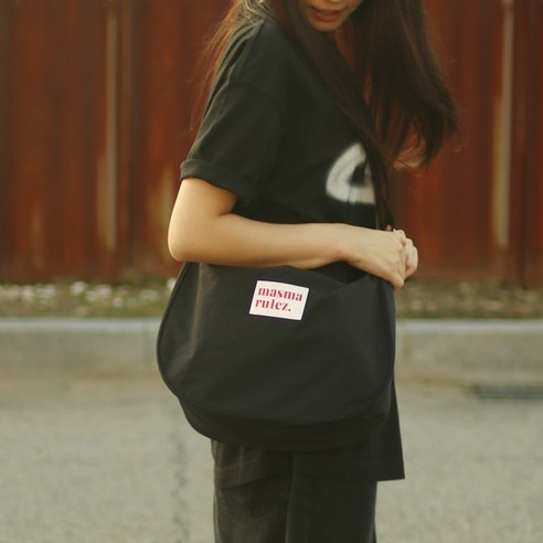 마스마룰즈 Halfmoon cross bag _ Black