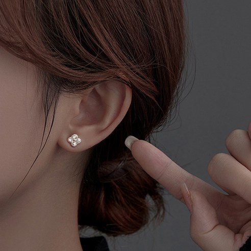 아름드리 브론즈 큐빅 클로버 스터드 귀걸이