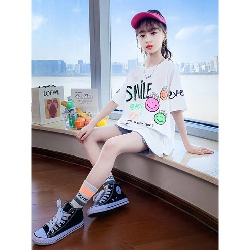 반짝반짝 빛나는 밀크봉봉 티셔츠로 딸의 의류 컬렉션에 즐거움과 스타일을 더하세요.