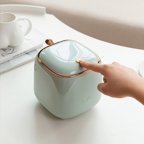 책상 위의 쓰레기를 위생적이고 편리하게 처리하는 정화 원터치 미니 휴지통