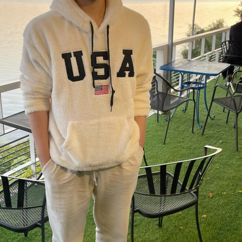 포근함에 스타일을 더하다, 양털 플리스 후드티로 겨울 데일리룩 완성!