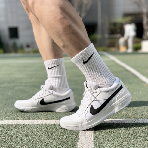 코트를 지배하는 우아한 움직임, 나이키 CARZ 테니스화로 완성하는 궁극의 퍼포먼스