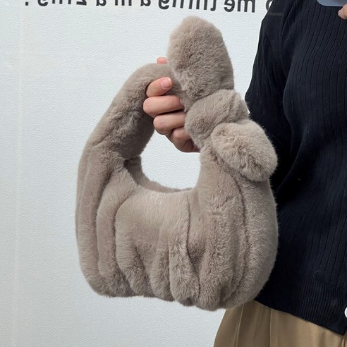 겨울철에 따뜻함과 스타일을 모두 원하는 패셔니스타를 위한 민티즈 리본 매듭 밍크 에코퍼 가방