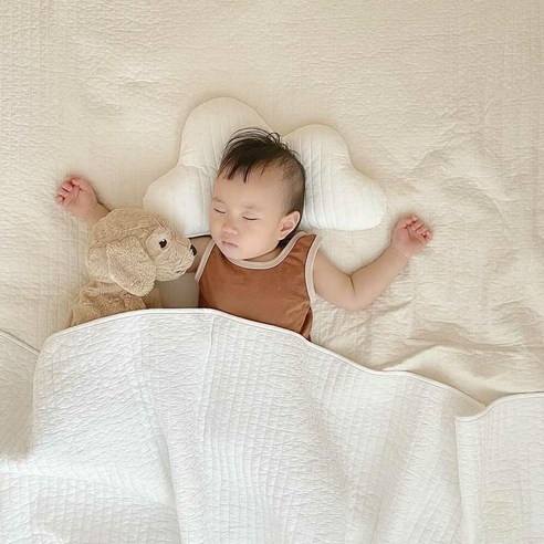 순면 구름 이불로 아기에게 포근한 꿈을 선물하세요.