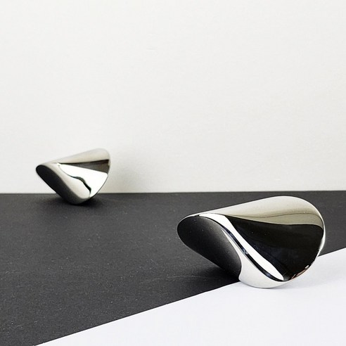 텅 빈 공간에 생기를 불어넣다! 감각적인 메탈 오브제로 완성하는 인테리어 올로이드