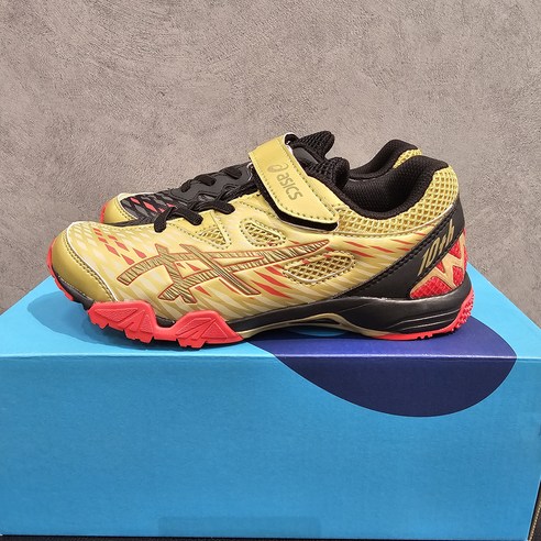 우리 아이 축구 실력, 반짝이는 골드빛 레이저빔으로 업그레이드! 아식스키즈