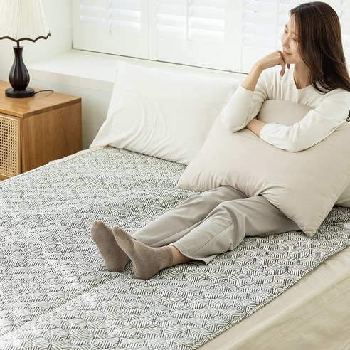 일월 23년형 힐링스타 워셔블 슬림 카본매트는 청결하고 편안한 수면을 제공하는 제품입니다.