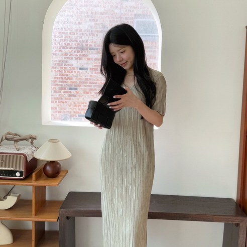 디테일웨어 여성 매직 주름 롱원피스 모델 착용 사진