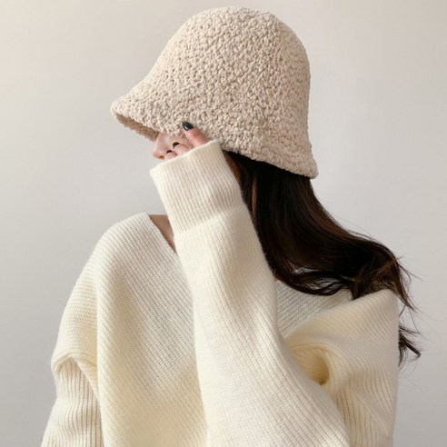 귀여운 텍스처 소재로 만들어진 베이직하고 깔끔한 디테일의 겨울용 버킷햇 모자
