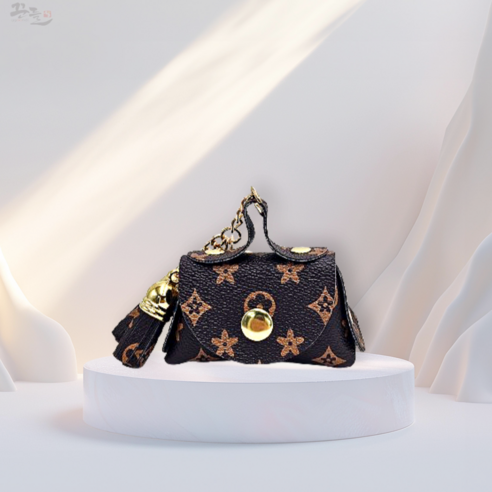 혹시 가방에 포인트를 줄 귀엽고 세련된 키링을 찾고 계신가요? 명품키링