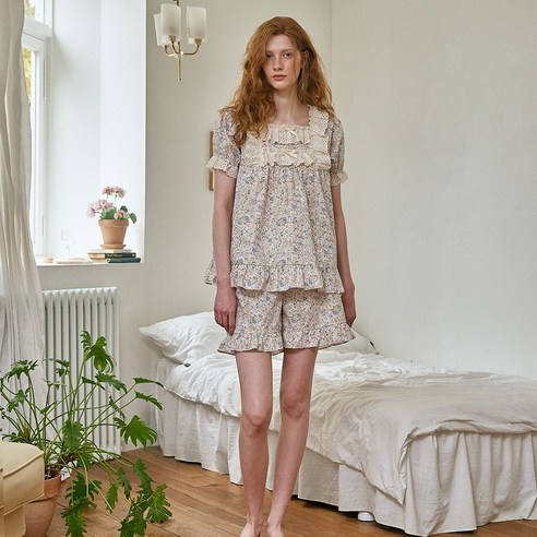 여름날의 로망, 네리사 반팔 투피스로 섬세한 아름다움을 입다