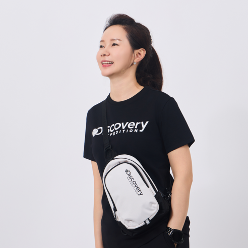 가볍고 스타일리시하게, 디스커버리 슬링백으로 자유로운 일상을!