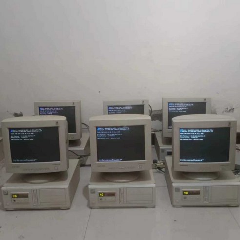 CRT 모니터: 아날로그 감성으로 물들이는 레트로 인테리어의 완성