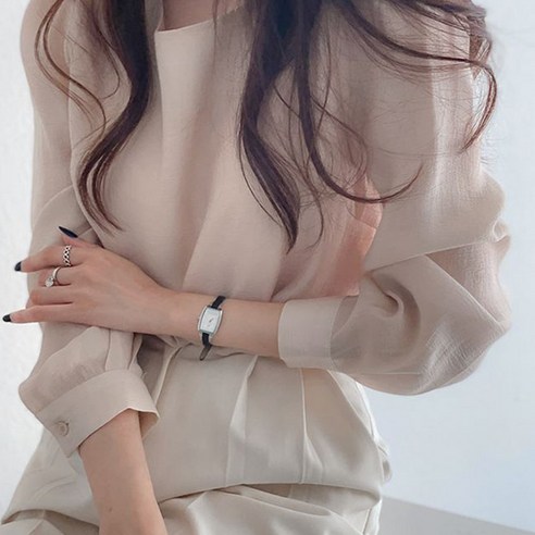 하객룩과 출근룩 모두에 완벽한 세련되고 스타일리시한 라운드넥 퍼프 블라우스