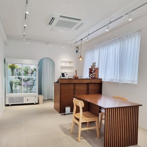 라인조명 LED 일체형 레일조명: 모던한 공간을 위한 밝고 따뜻한 조명