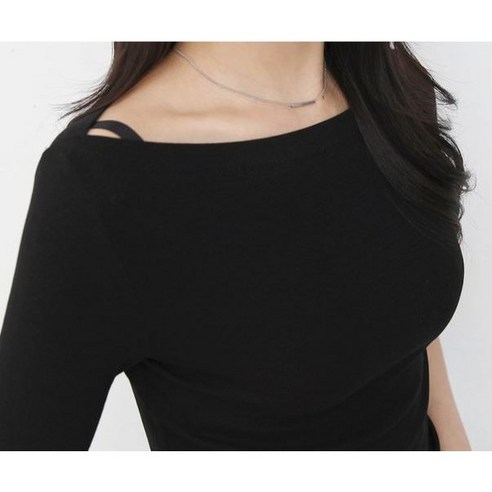 편안하면서도 세련된 스타일링을 선사하는 데일리앤 러블 립라인 보트넥 5부 슬림핏 티셔츠