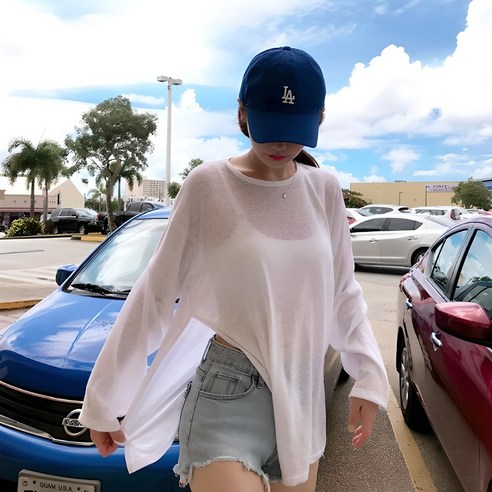 여름날의 꿈결, 어반룩북 시스루 긴팔 티셔츠로 완성하는 바캉스 룩 커버업