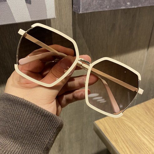 새로운 금속 대형 프레임 선글라스 여성의 슬림 자외선 방지 선글라스