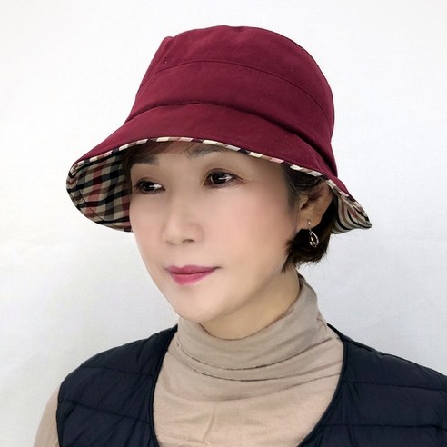 여성 체크 라인 포인트 벙거지 모자는 여성을 위한 디자인으로 대한민국에서 제조된 스타일리시한 모자입니다.