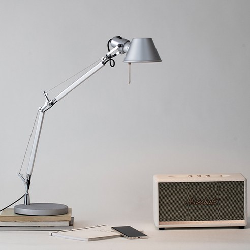 아르떼미데 관절 스탠드: 빛으로 빚어낸 공간의 예술, 당신의 삶을 밝히다 아르떼미데조명