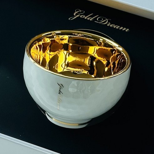 세심한 장인정신이 깃든 화려한 금잔