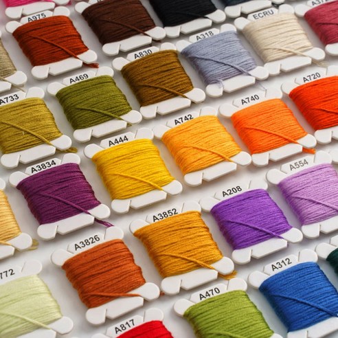 프랑스 자수의 세계를 다채롭게 펼치는 라라공방 자수실 세트