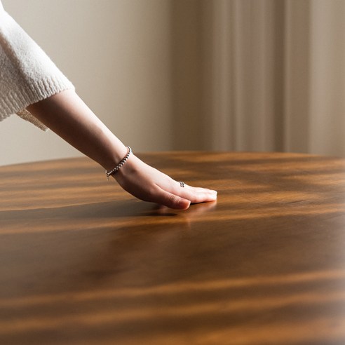 따뜻함과 실용성을 담은 공간의 조화, 라떼 원목 원형 테이블