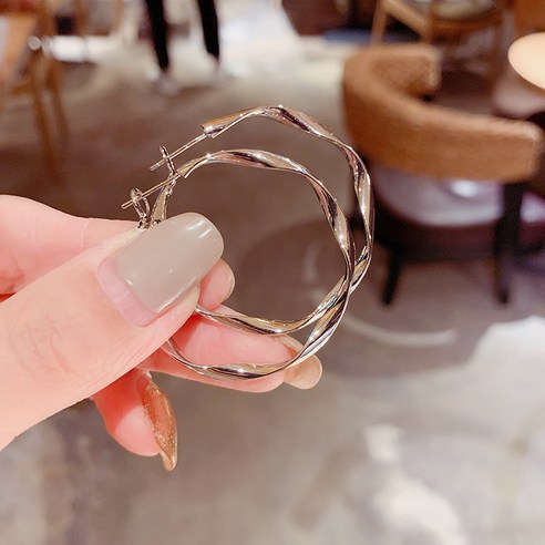 【아침 햇살】유럽과 미국의 대형 링 귀걸이 새로운 유행 한국어 맞춤 귀 반지 귀걸이 과장된 귀걸이