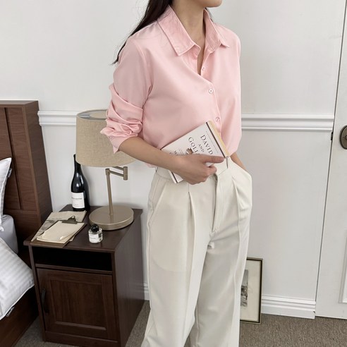 매일 스타일을 위한 매끈하고 세련된 플루터 링클프리 여성 셔츠