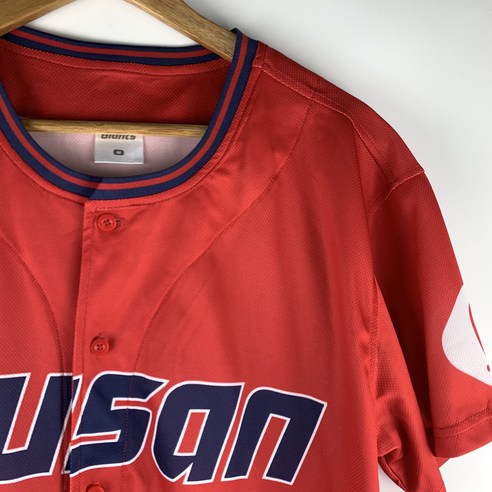 시간의 흔적이 깃든 롯데 자이언츠 동백 레드 빈티지 유니폼으로 특별한 응원을!