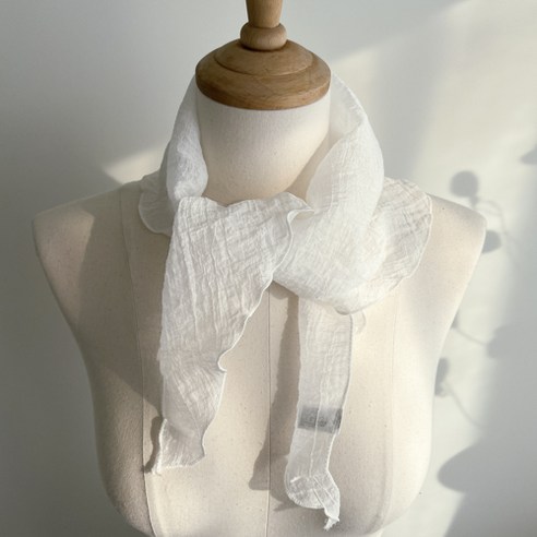 산들바람처럼 가볍게, 여성 쁘띠 스카프로 완성하는 섬세한 스타일 여름스카프