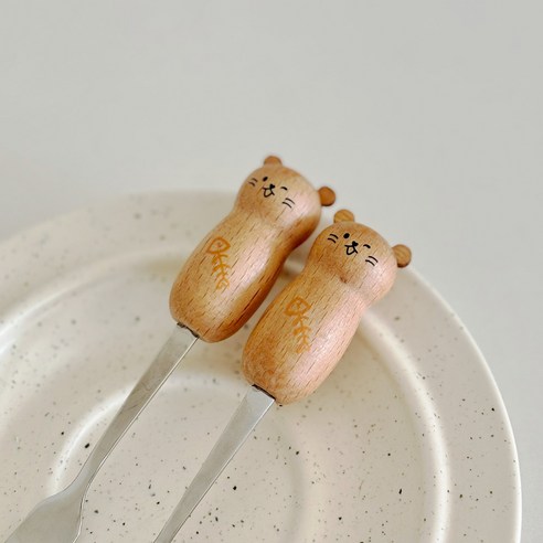 사랑스러운 디자인과 실용성을 겸비한 고급 원목 수저 세트