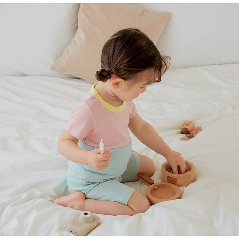 밤새 뒤척이는 아기에게 꿀잠을 선물하는 배앓이 방지 여름 실내복