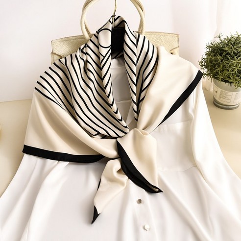 실크 스카프로 완성하는 사계절 스타일