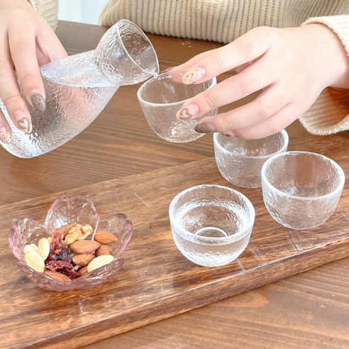 고급스러운 크리스탈 사케잔으로 특별한 순간을 만끽하세요.