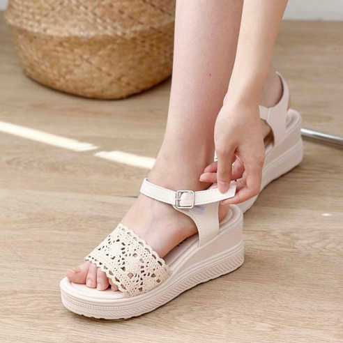 고퀄 쿠셔닝으로 발이 편안한 7 cm 버클 웨지 샌들