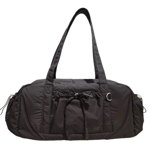 빛나는 일상을 담는 뉴발란스 글로시 리본 더플백