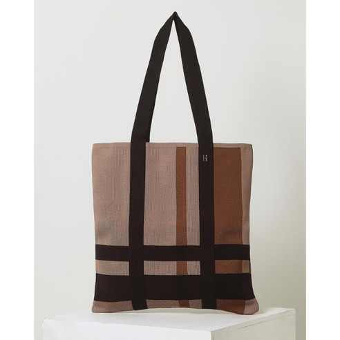 일상에 스며드는 우아함과 실용성, 헤지스 베이지 체크 니트 에코백