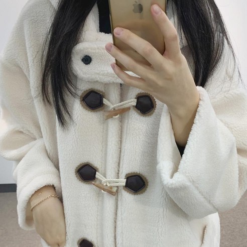 스노우 뽀글이 양털 떡볶이코트 - 겨울 아우터로 도톰한 포근함과 사랑스러운 떡볶이 단추 디테일을 더한 화사한 롱코트