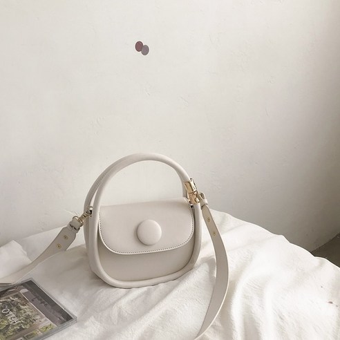 모든 경기 Ins Crossbody 가방 여성 여름 새로운 유행 겨드랑이 가방 프랑스 틈새 핸드백 작은 정사각형 가방