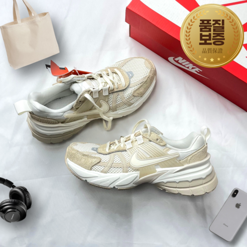 정품보증 나이키 NIKE 여성 V2K 런 RUN 우먼스 세일샌드 키높이 따뜻한 데일리 베이지 러닝화 운동화 트레이닝화 스니커즈 +사은품 티에리 양말증정