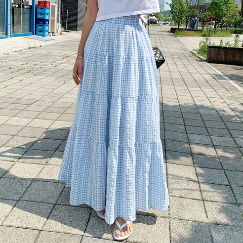 편안하고 세련된 룩을 연출하는 롱스커트